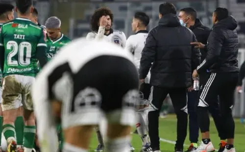 Maximiliano Falcón reprueba a Gustavo Quinteros en el duelo ante Deportes Temuco por la Copa Chile. Foto: Agencia Uno.