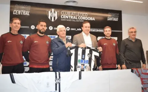 El cuerpo técnico de Abel Balbo en Central Córdoba de Santiago del Estero.