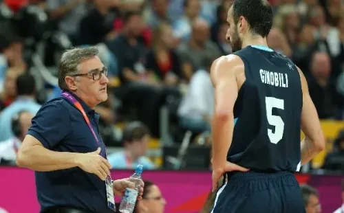 Julio Lamas le da indicaciones a Manu Ginóbili en la selección de Argentina de básquetbol.