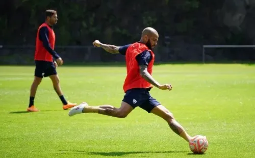 Dani Alves ya entrenó a fondo con sus nuevos compañeros. (Foto: @PumasMX)