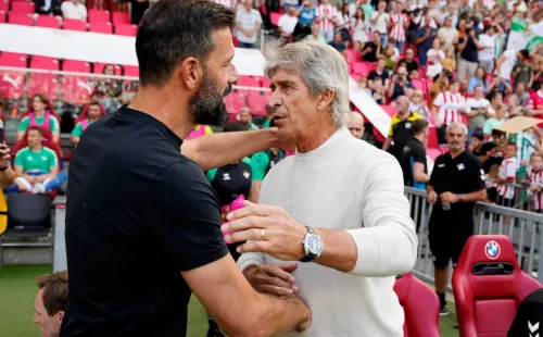 El abrazo de Pellegrini con Ruud van Nistelrooy.