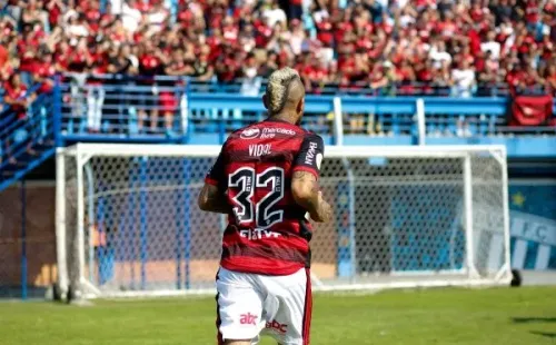 Arturo Vidal necesitó un par de minutos para hacerse notar en su debut con el Flamengo. Foto: Comunicaciones Flamengo.