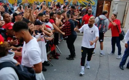 Arturo Vidal es puro amor con los hinchas del Flamengo. Foto: Comunicaciones Flamengo.