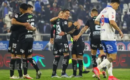 Palestino celebra el postrero 1-0 ante el tetracampeón del fútbol chileno. Foto: Agencia Uno.