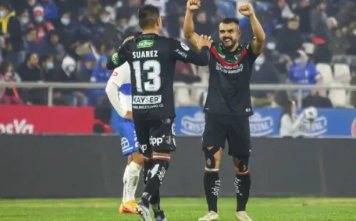 El capitán de Palestino, Cristián Suárez, festeja junto a Misael Dávila la victoria ante la UC. Foto: Agencia Uno.