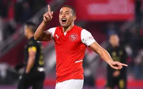 Leandro Benegas festeja uno de los tres goles que marcó en la Copa Sudamericana 2022.