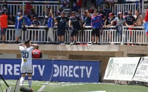 Cristián Zavala, de frente a la hinchada de la Universidad de Chile. Foto: Agencia Uno.