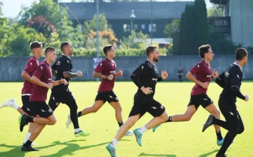 Diego Valencia en una práctica de la Salernitana de Italia.