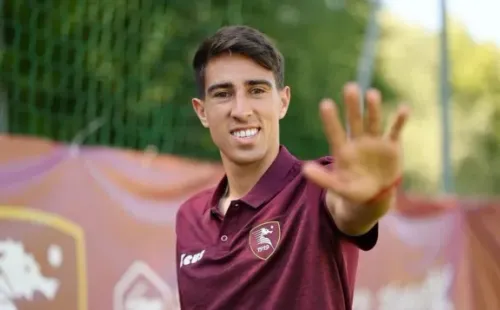 Diego Valencia en su presentación oficial con la Salernitana.