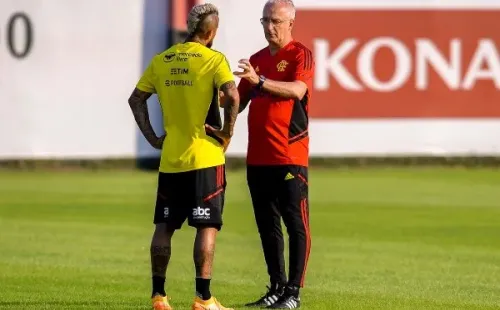 Vidal constantemente conversando con su entrenador.