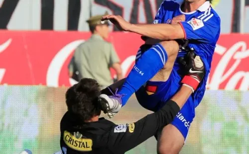 Raúl Olivares recibe una patada de Albert Acevedo en un Superclásico en 2011.