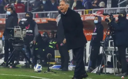 Holan se enfureció por la mala instrucción a Fabián Orellana de sus asistentes (Agencia Uno)