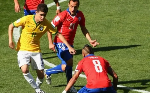 Óscar domina la pelota ante la marca de Marcelo Díaz y Arturo Vidal. Foto: Getty Images.