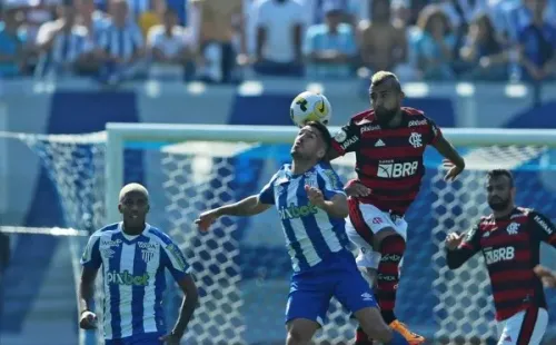 Arturo Vidal mostró parte de su repertorio en su debut por el Flamengo: hizo un quite en la jugada que terminó en el gol del triunfo ante el Avaí. Foto: Getty Images.