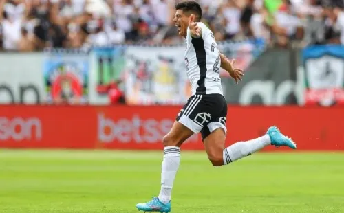 Esteban Pavez festeja el gol que le convirtió a la U en el Superclásico de la primera rueda del Campeonato Nacional 2022. Foto: Agencia Uno.