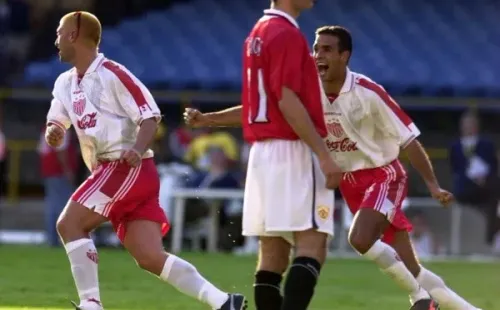 Cristián Montecinos celebra un gol con el Necaxa al Manchester United en el Mundial de Clubes 2000. Foto: Getty Images.