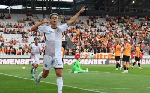 Diego Valencia corre detrás del noruego Erik Botheim, autor del gol de la Salernitana ante el Galatasaray.