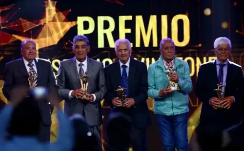 Sergio Navarro, Jorge Toro, Leonel Sánchez, Luis Eyzaguizaguirre y Humberto Chita Cruz, entre otras leyendas, se juntaban a carretear después de los intensos Superclásicos que jugaban. | Foto: Agencia Uno