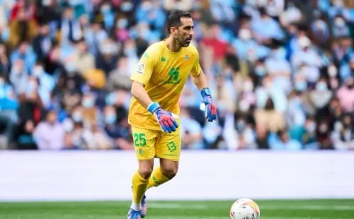 El candado Claudio Bravo: la UEFA destaca tapadón del chileno en la Europa League.