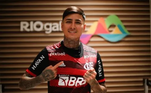 El Mengão presentó con bombos y platillos a Erick Pulgar como su flamante fichaje. | Foto: Flamengo