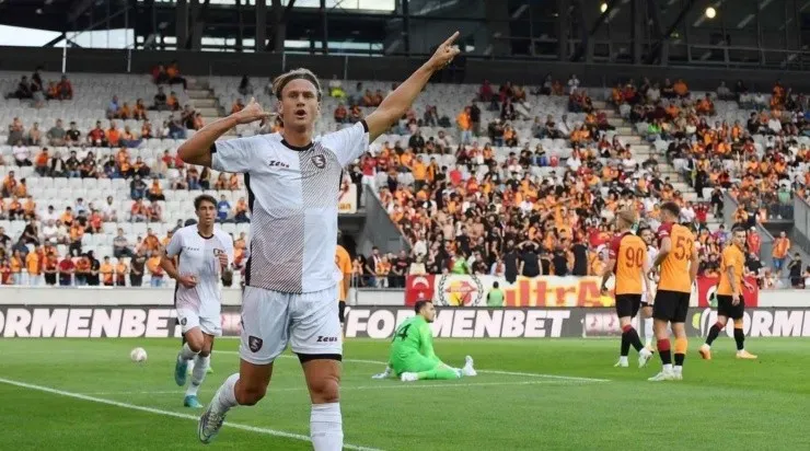 Valencia a celebrar el gol junto a su compañero.
