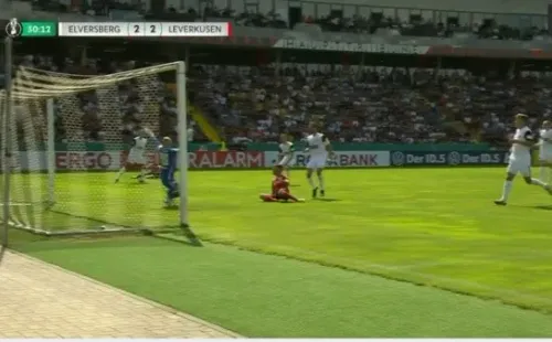 Con la pelota arriba del portero.
