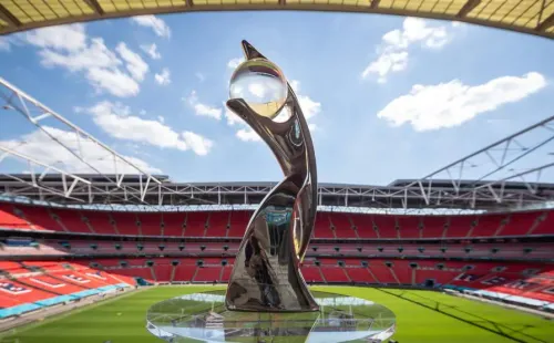 El trofeo de la EURO Femenina 2022 en disputa esta tarde en Wembley. Foto: UEFA.