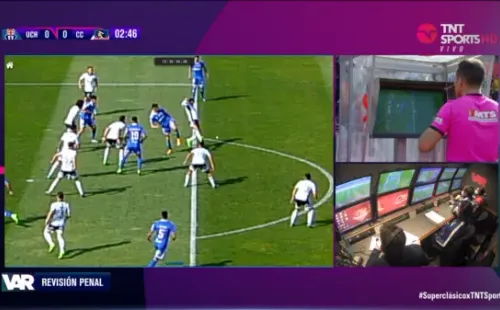 La mano de Pavez fue dentro del área. | Foto: TNT Sports