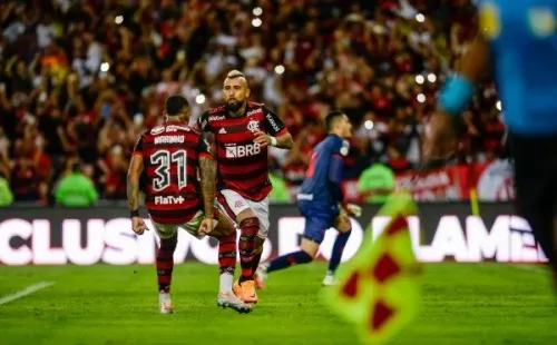 ¡Vidal festeja su primer gol con el Flamengo!