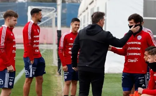 Berizzo repartió cariño entre sus dirigidos en el arranque de un nuevo microciclo con la Roja Sub 23. | Foto: Comunicaciones ANFP
