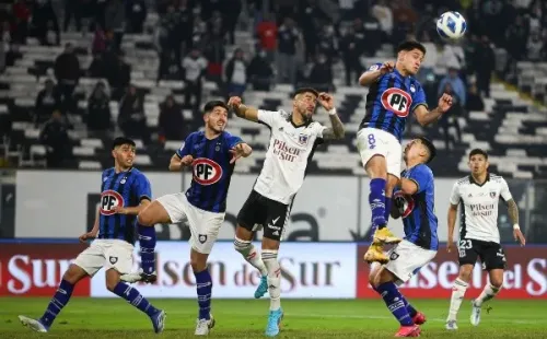 A pesar de las restricciones, los hinchas albos se las arreglan para ver al Cacique en su casa. | Foto: Agencia Uno