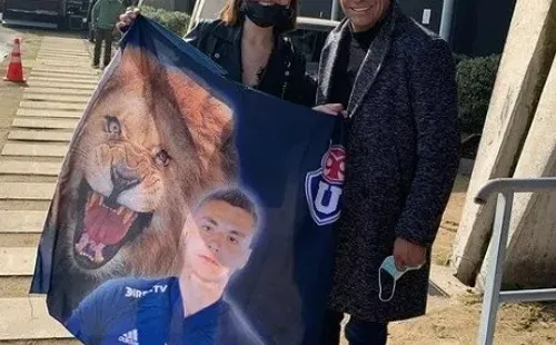 La hermana de Campos con la bandera que tenía la cara del meta (Instagram)