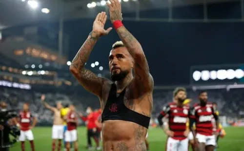 Vidal agradece a la hinchada de Flamengo en el Arena Corinthians (Getty)