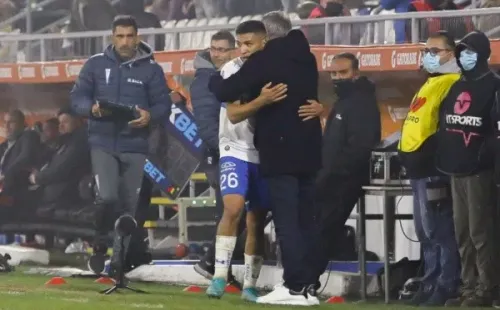 Marcelino Núñez abraza a Ariel Holan en el duelo ante Cobresal, el último que jugó por la Universidad Católica. Foto: Agencia Uno.