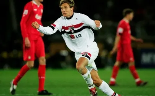 Diego Lugano festeja el único gol de Sao Paulo en el triunfo ante el Liverpool por la final del Mundial de Clubes 2005. Foto: Getty Images.