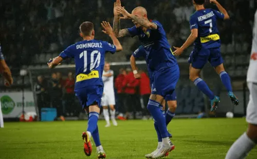 Ángelo Henríquez celebra así su primer gol en Polonia.