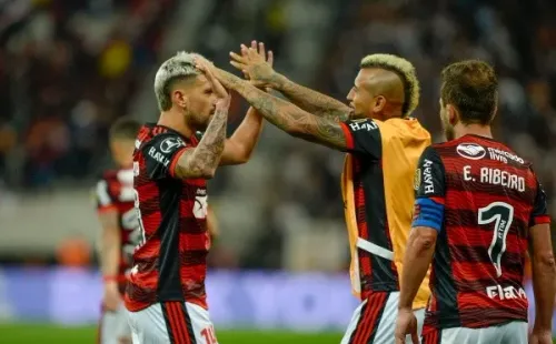Arturo Vidal, Giorgian de Arrascaeta y Ribeiro en el Flamengo