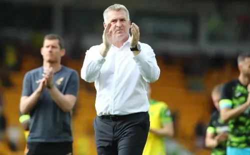 Dean Smith recibe aplausos de la hinchada del Norwich City. Foto: Getty Images.