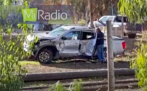 El auto de Santiago Dittborn luego de chocar su auto con un tren.