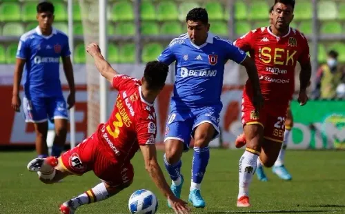 Espinoza volverá a enfrentarse con la U, donde estuvo siete años. En su último choque, el 27 de marzo y que también tuvo polémica por el estadio, los azules vencieron 2-0 a los rojos en el Elías Figueroa. | Foto: Agencia Uno