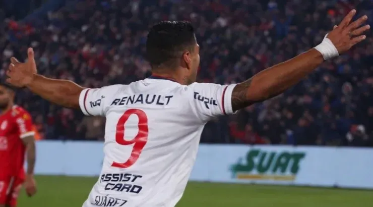 Lucho Suárez corriendo para su primer festejo. Foto: Nacional.