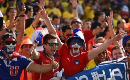 Los hinchas chilenos llegaron en masa al Mundial de Brasil 2014 y ahora podrían tener hasta cuatro estadios para ver la cita planetaria de 2030, en caso de que se gane la candidatura. | Foto: Getty
