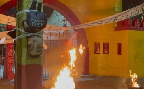 Las barricadas en el frontis del Santa Laura (Furia Roja)