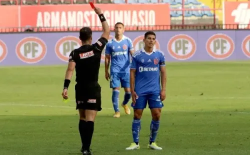Gamboa expulsó a Israel Poblete en el minuto 63 de partido entre Ñublense y la U. | Foto: Agencia Uno