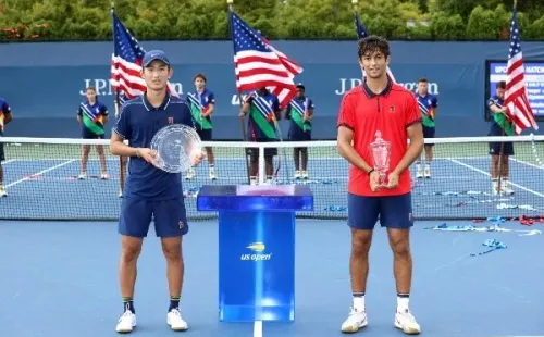 Juncheng Shang obtuvo el segundo lugar del US Open juvenil en 2021, y cayó ante el español Daniel Rincón, quien tiene dos años más que él. | Foto: Getty