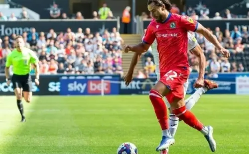 Brereton con pelota dominada rumbo a anotar su gol ante el Swansea (Foto: Instagram)