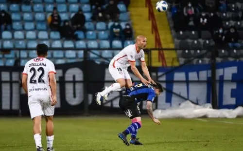Sebastián Sáez disputa un balón aéreo en el estadio Huachipato CAP Acero. Foto: Agencia Uno.