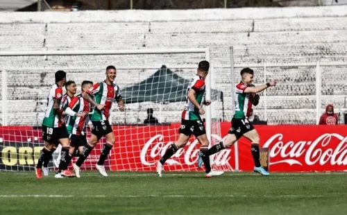 Barti celebra uno de sus goles en La Cisterna (Agencia Uno)