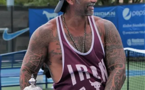 Chino Ríos posa junto al trofeo que ganó su pupilo. | Foto: Lexington Challenger Pro Tournament