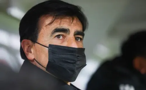 Gustavo Quinteros en el banco del estadio Monumental. Foto: Agencia Uno.